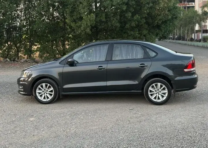 2015 Volkswagen Vento Highline Diesel photo 3