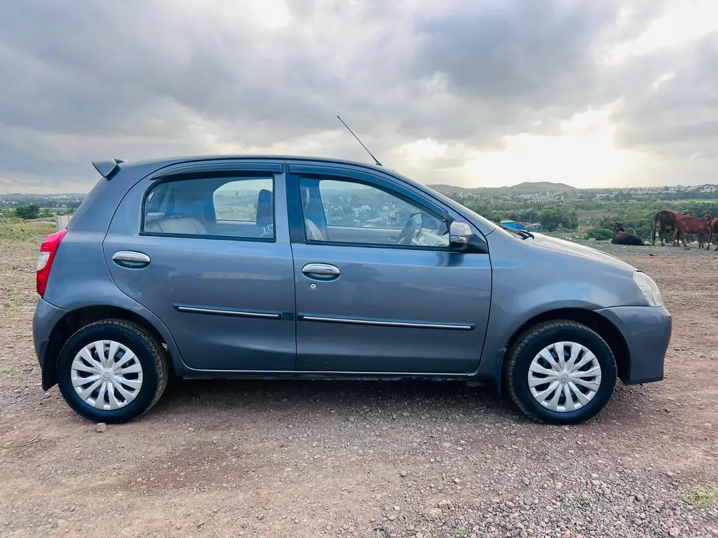 2015 Toyota Etios Liva VD photo 4