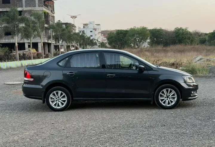 2015 Volkswagen Vento Highline Diesel photo 4