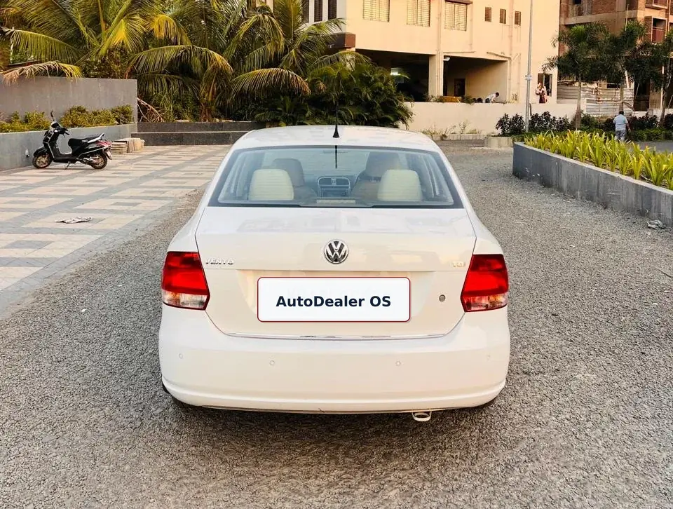 2015 Volkswagen Vento Highline Diesel photo 2
