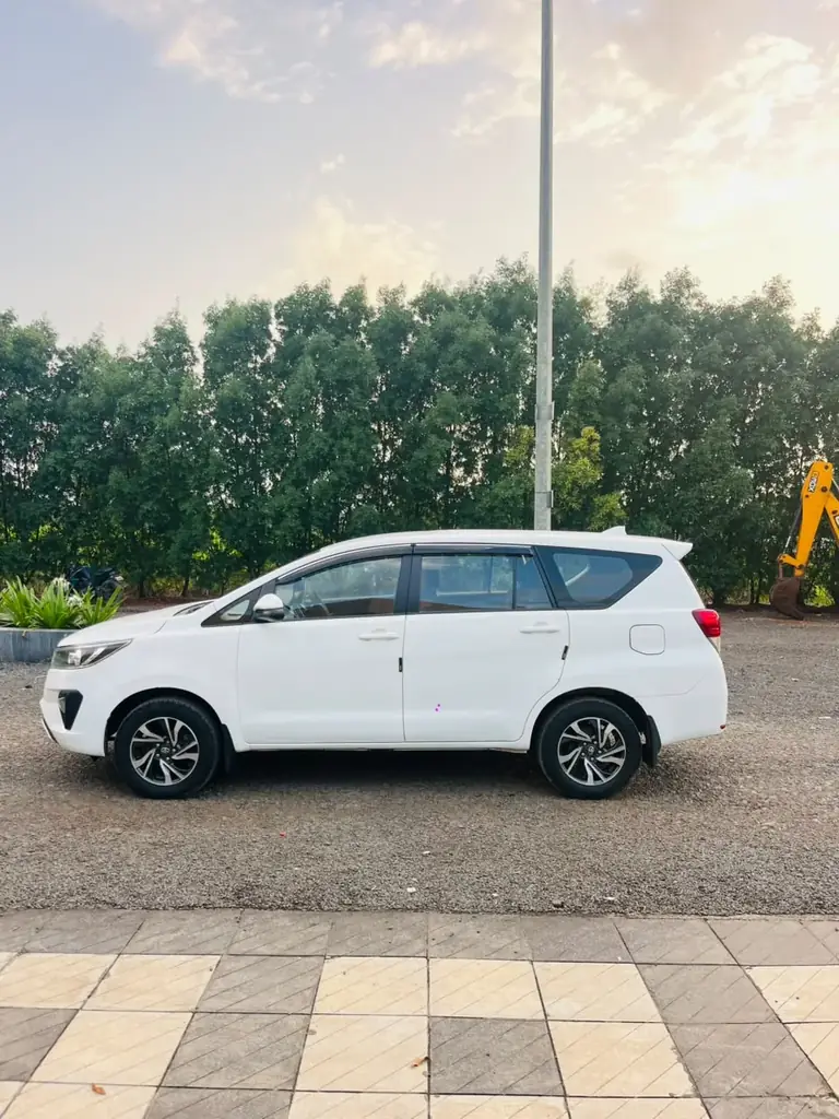 2022 Toyota Innova Crysta G photo 3