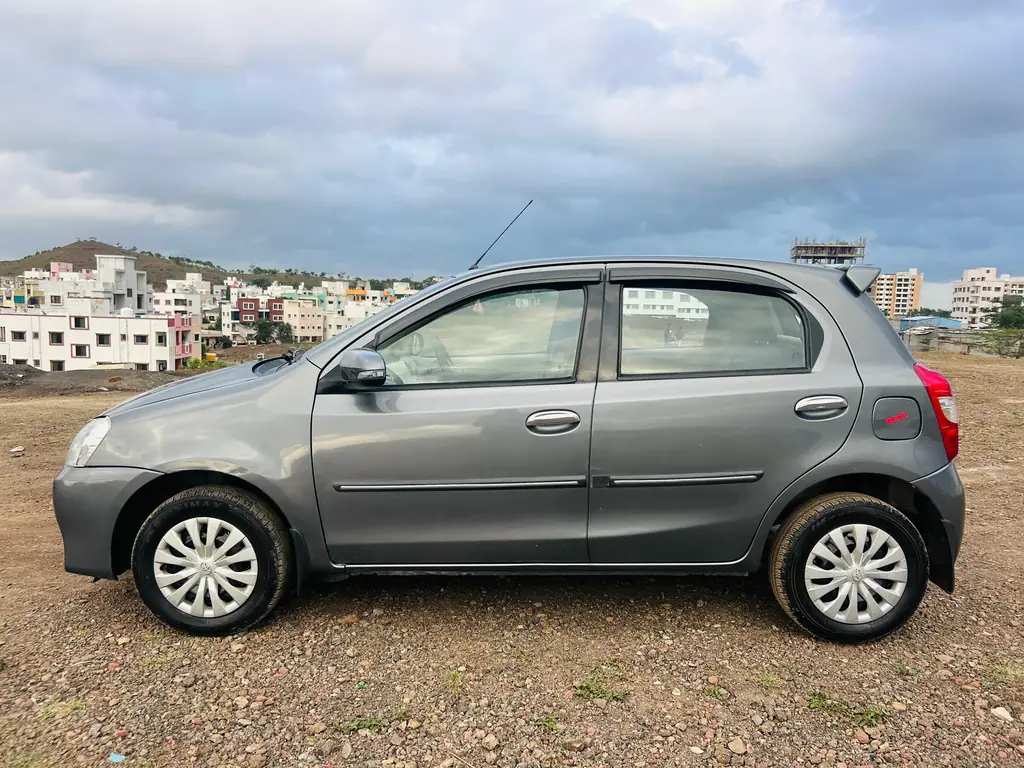 2015 Toyota Etios Liva VD photo 3
