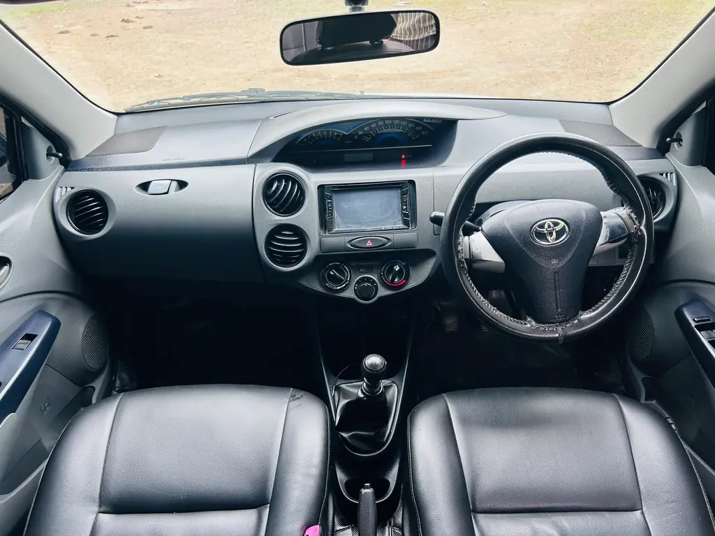 2017 Toyota Etios Liva GD photo 5