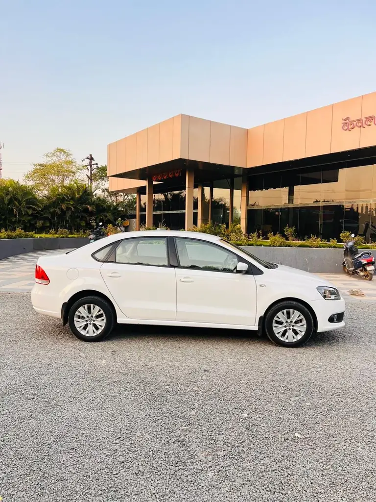 2015 Volkswagen Vento Highline Diesel photo 4