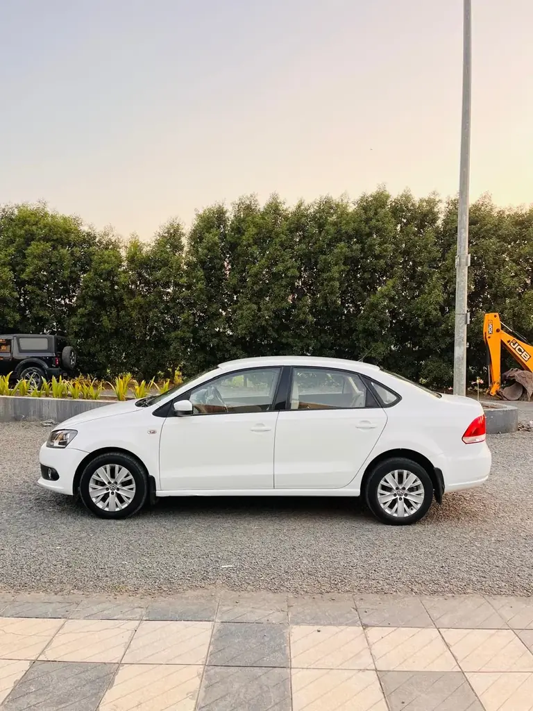 2015 Volkswagen Vento Highline Diesel photo 3
