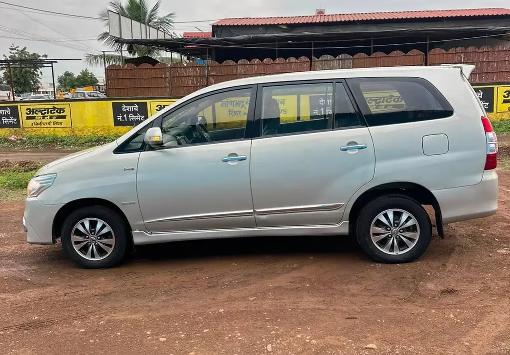 2016 Toyota Innova 2.5V photo 3