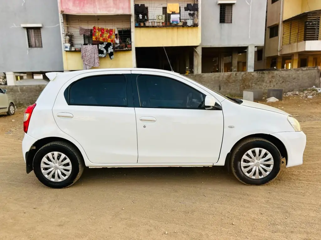 2014 Toyota Etios Liva GD photo 4