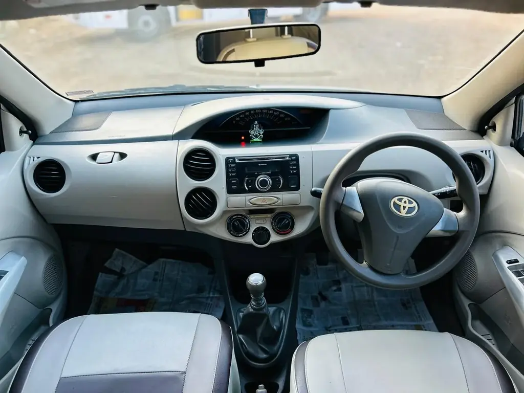 2014 Toyota Etios Liva GD photo 5