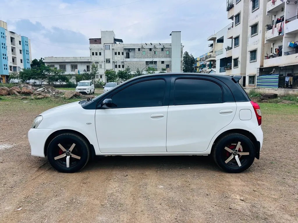 2017 Toyota Etios Liva GD photo 3