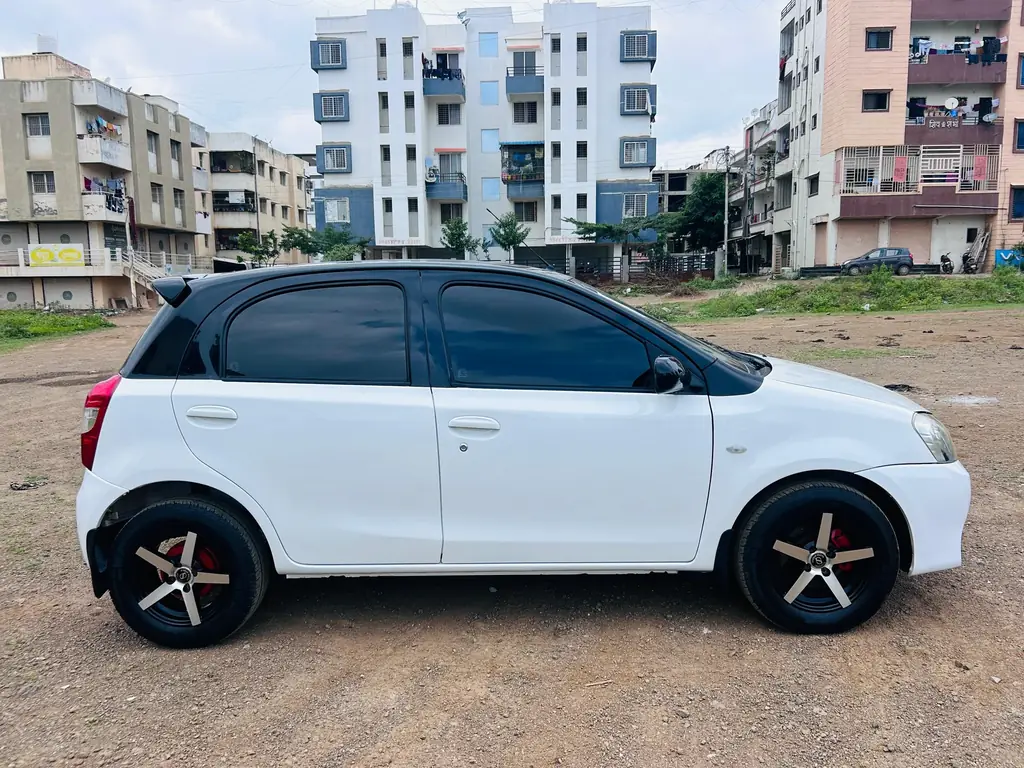 2017 Toyota Etios Liva GD photo 4